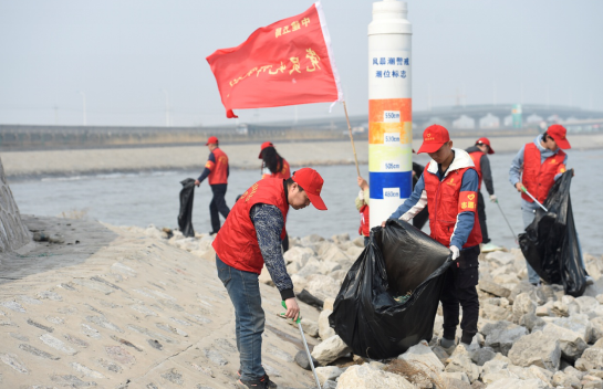 保護渤海灣環(huán)境 中建五局濱海新區(qū)項目志愿者徒步海邊撿垃圾