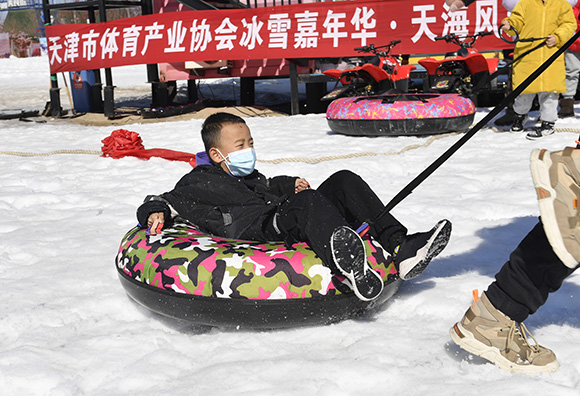 津城啟云灣冰雪基地開展“冰雪嘉年華” 推動市民冰雪體育運(yùn)動熱潮